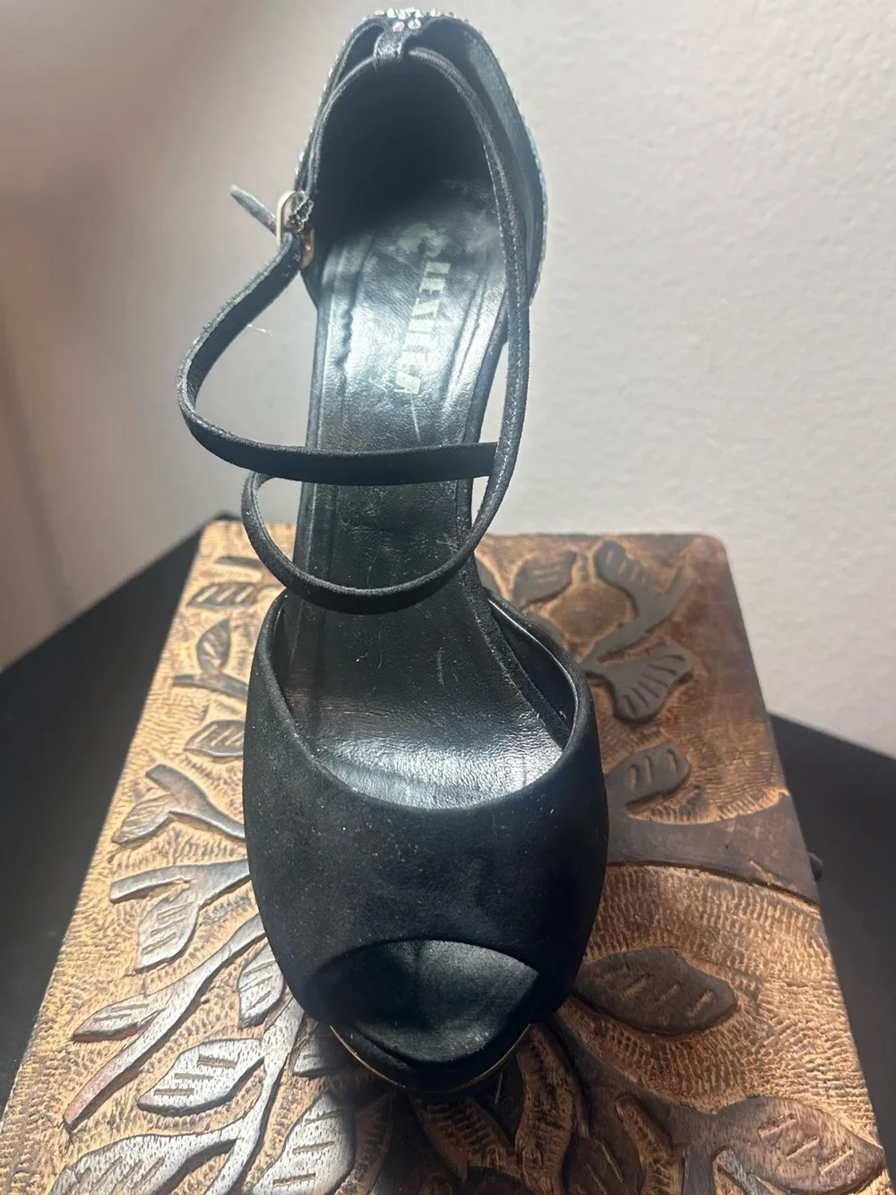 Le Silla Italian originals Black Jeweled Platform Peep-Toe pumps